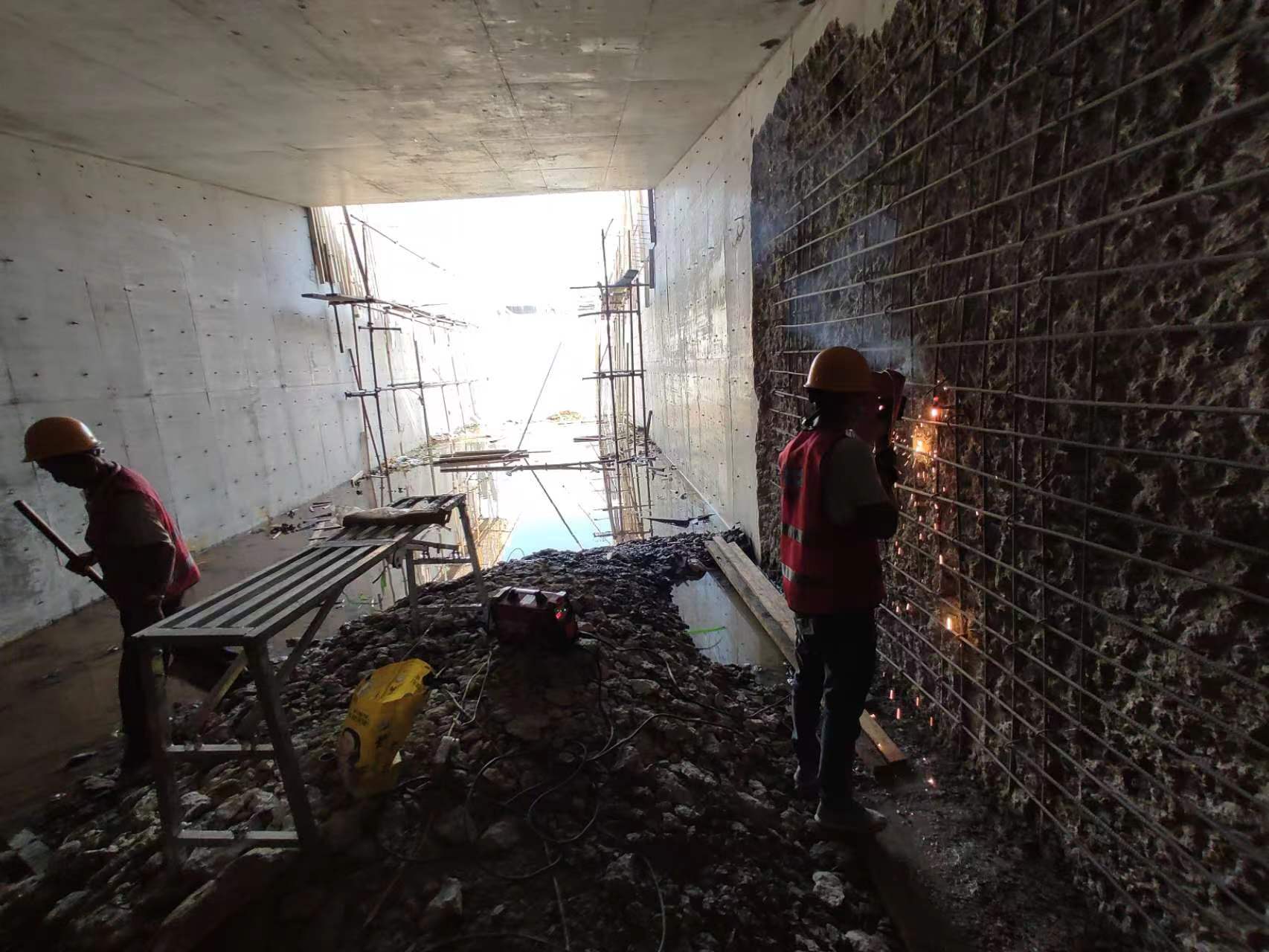 巴彦淖尔挖断承重墙导致楼体开裂，加固施工方案出炉